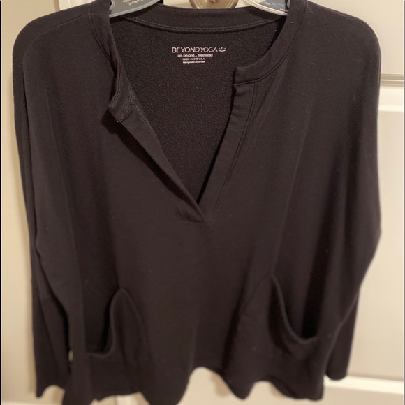 Beyond Yoga Tops - Beyond yoga sweatshirt small deep V/front pockets